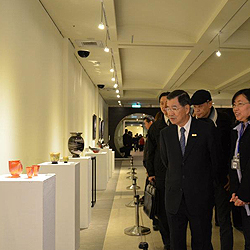 副總統參觀安井顕太吹製玻璃藝術個展